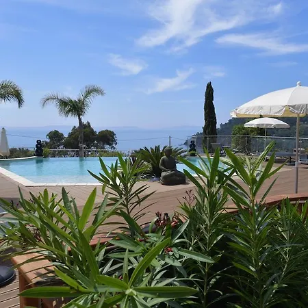 Les Lauriers Roses 4* Le Rayol-Canadel-sur-Mer