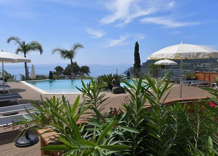 Les Lauriers Roses 4* Le Rayol-Canadel-sur-Mer